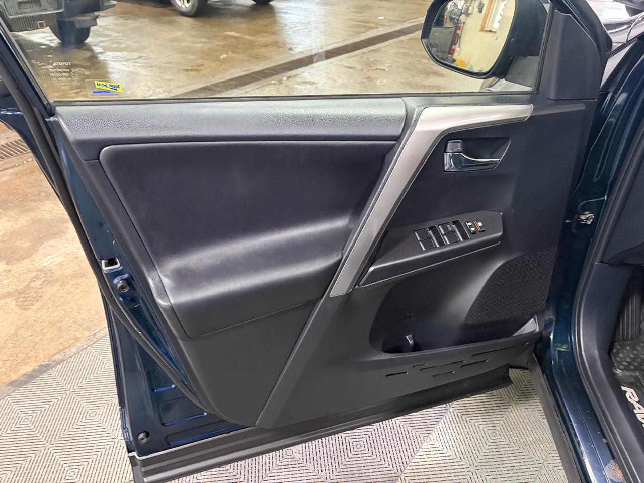 Toyota RAV4 Hybrid XLE 2017