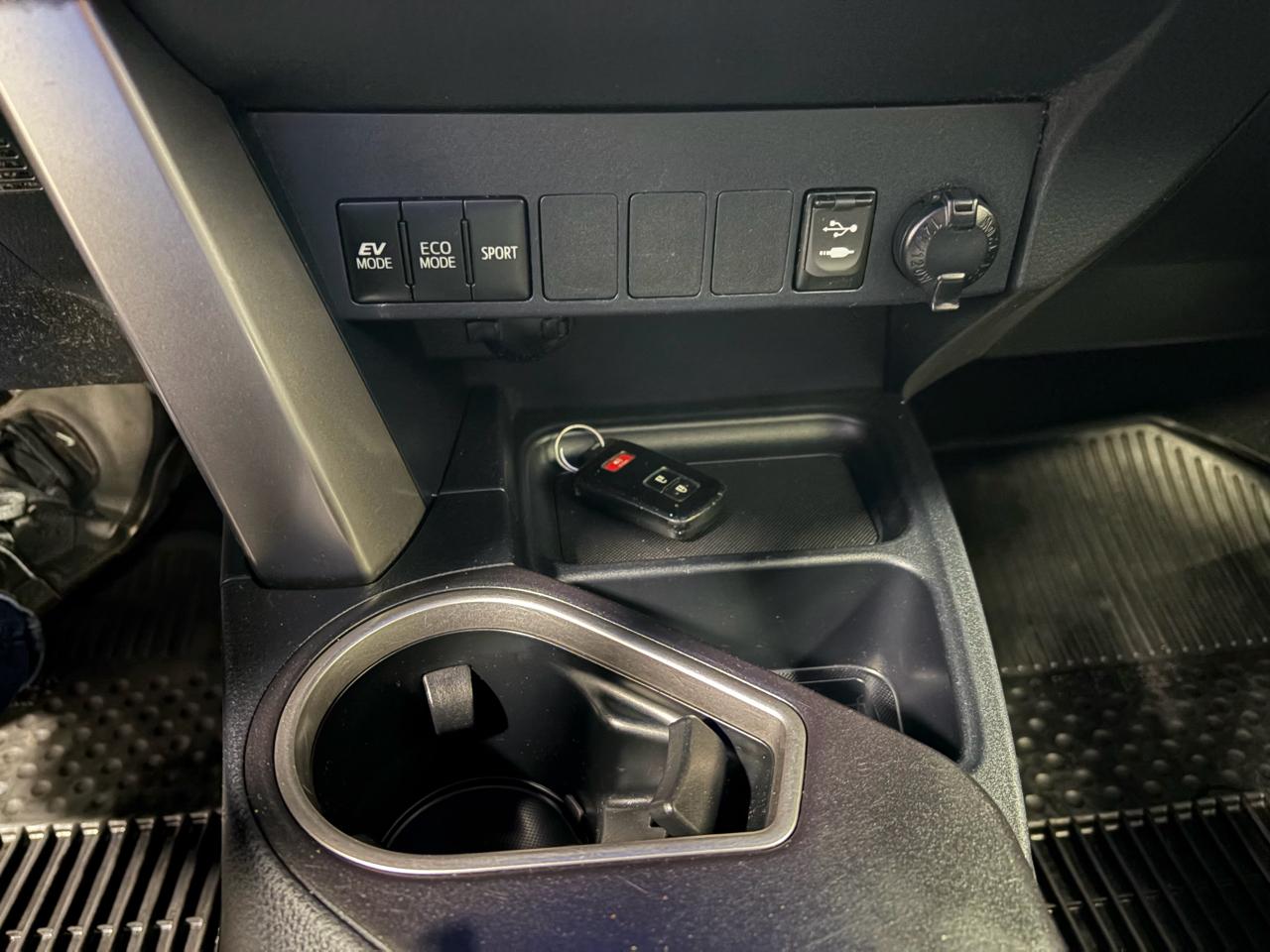 Toyota RAV4 Hybrid XLE 2017