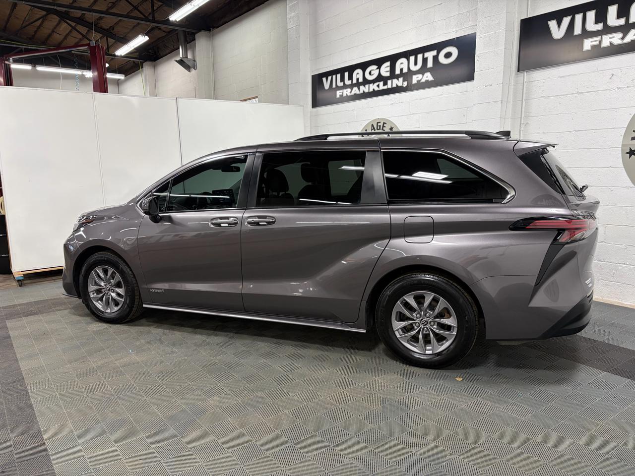 Toyota Sienna LE 8-Passenger AWD 2021