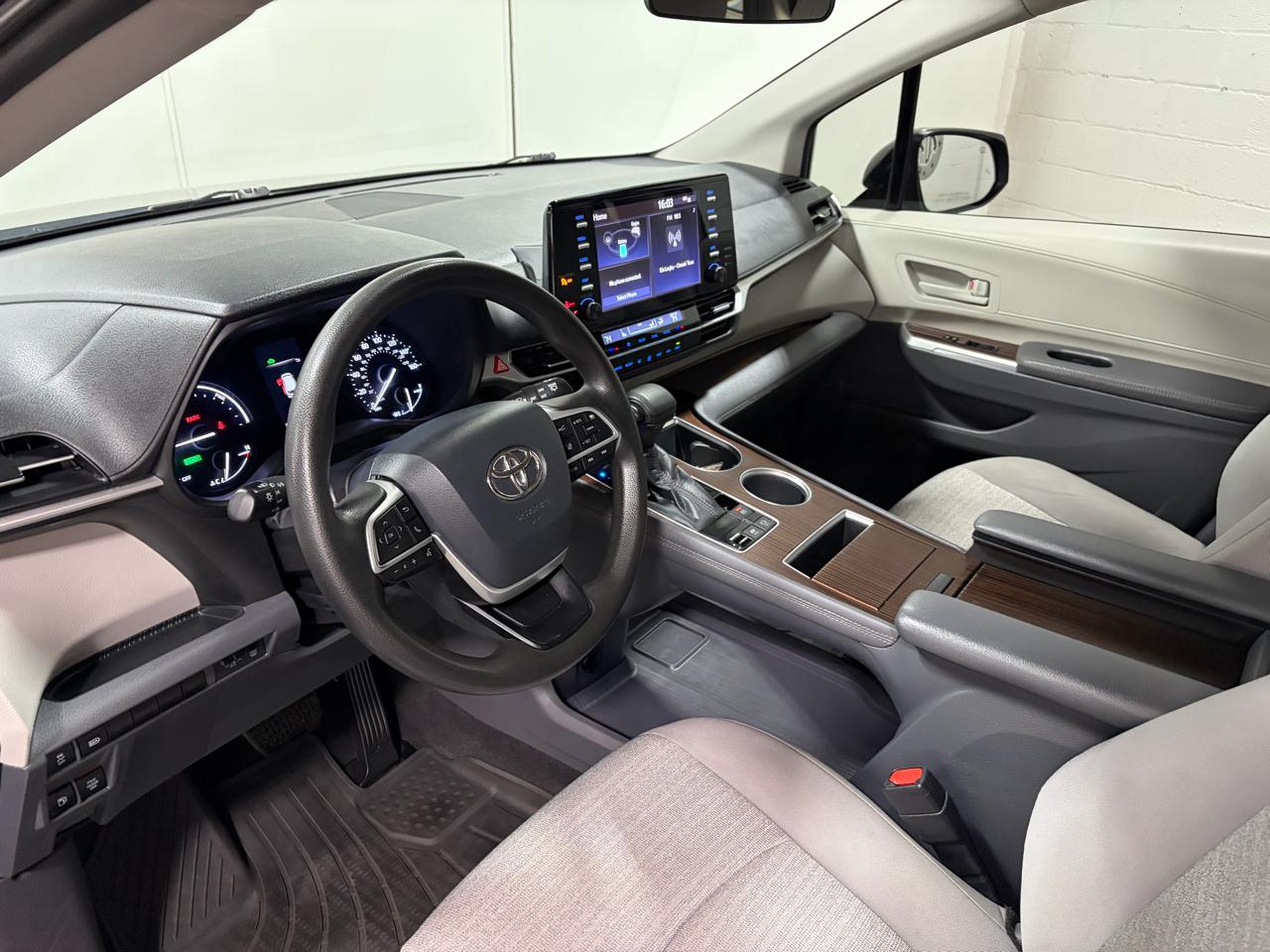 Toyota Sienna LE 8-Passenger AWD 2021