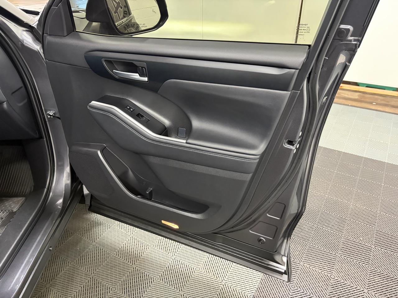 Toyota Highlander XLE AWD (Natl) 2025