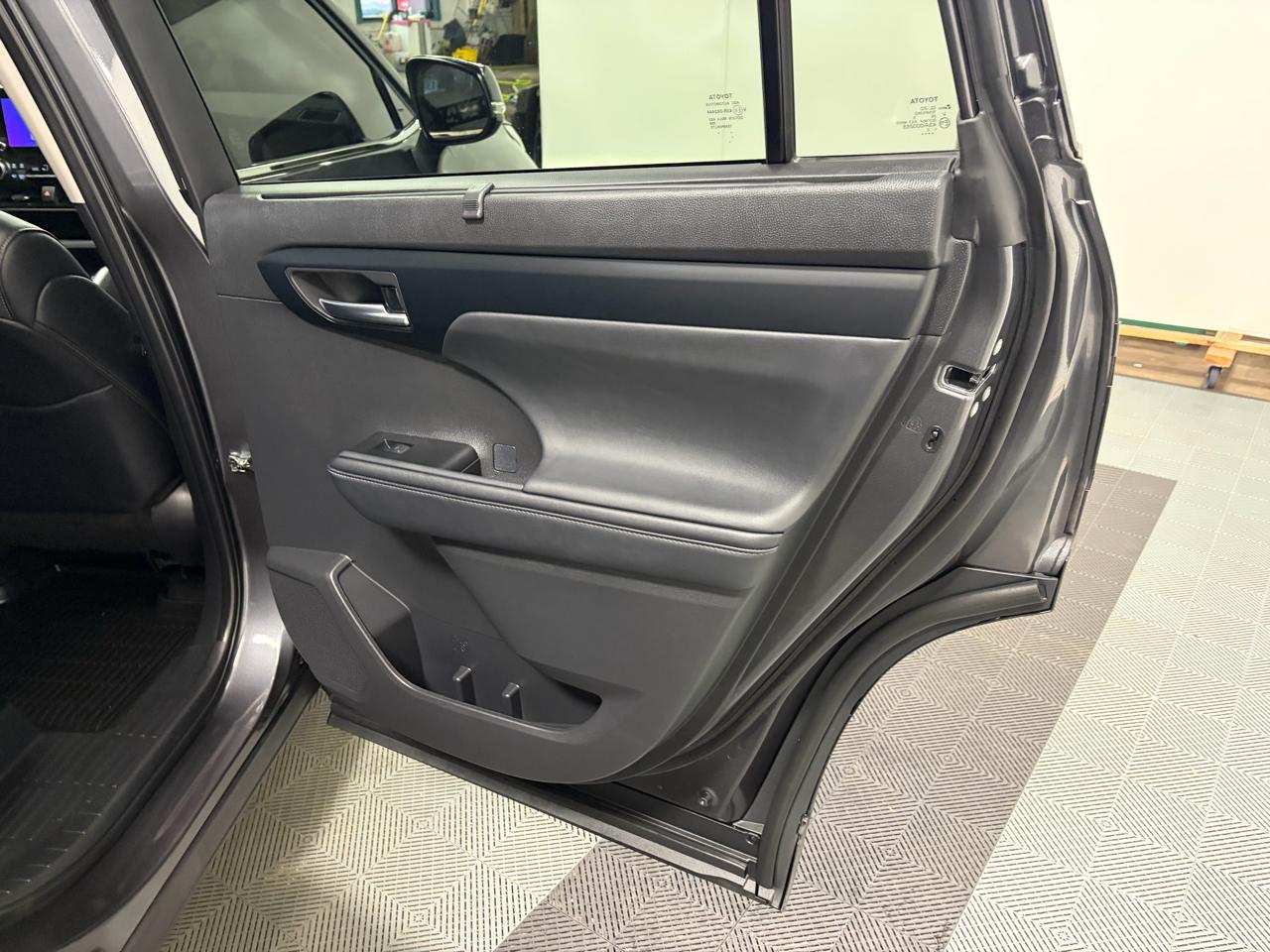 Toyota Highlander XLE AWD (Natl) 2025