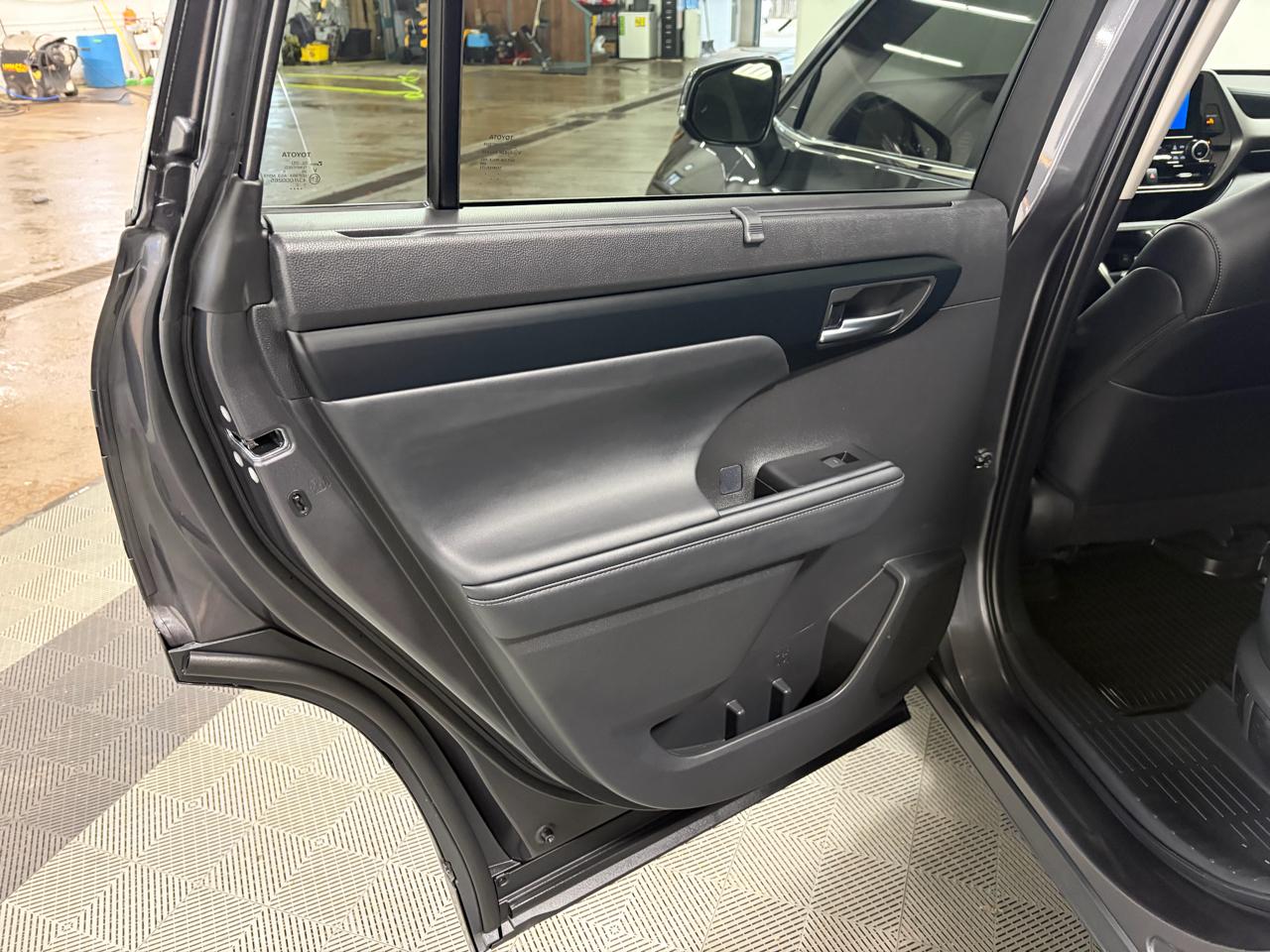 Toyota Highlander XLE AWD (Natl) 2025