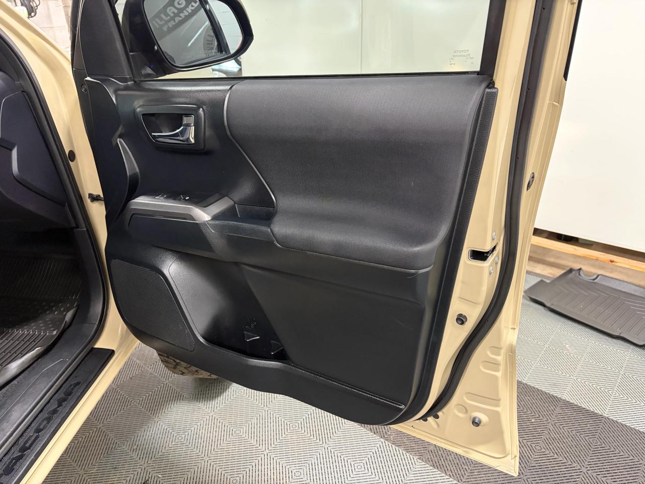 Toyota Tacoma TRD Off Road Double Cab 5' Bed V6 4x4 AT (Natl) 2016