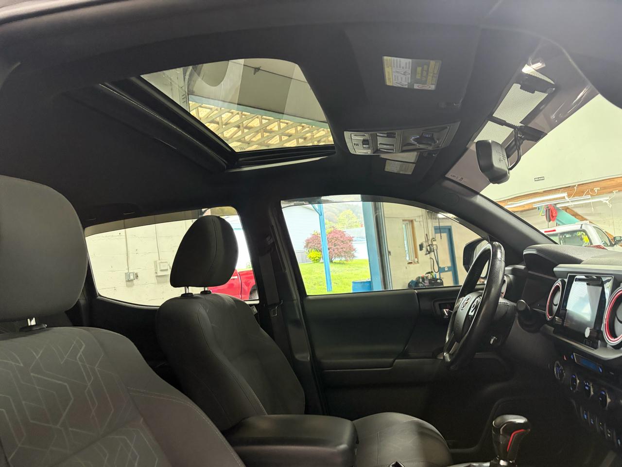 Toyota Tacoma 4WD Double Cab V6 AT TRD Off Road (Natl) 2017