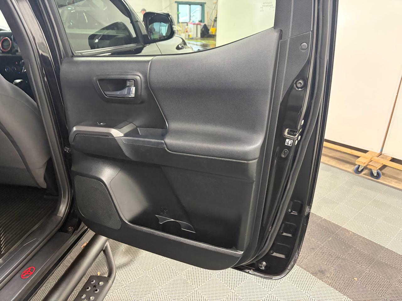 Toyota Tacoma 4WD Double Cab V6 AT TRD Off Road (Natl) 2017