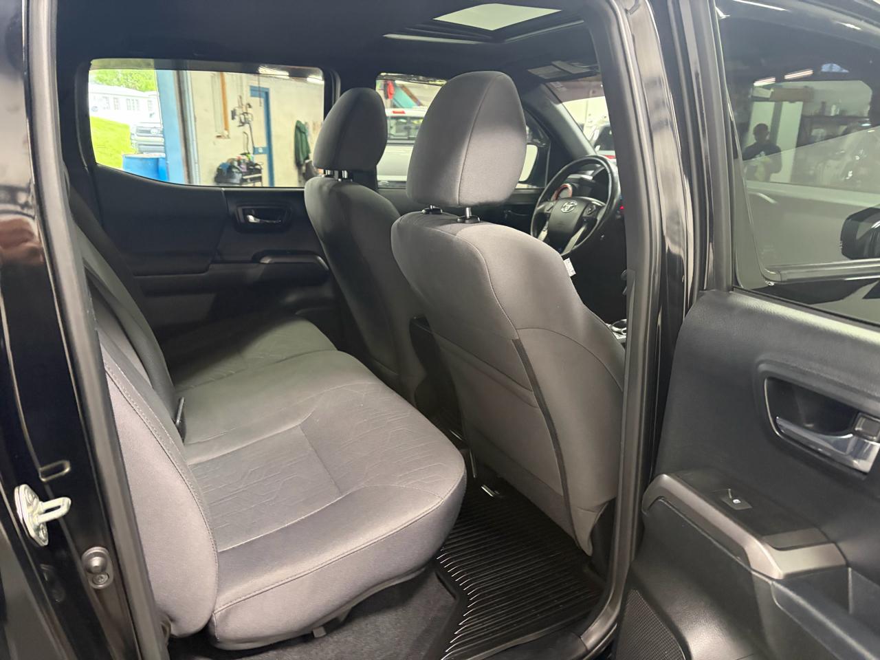 Toyota Tacoma 4WD Double Cab V6 AT TRD Off Road (Natl) 2017