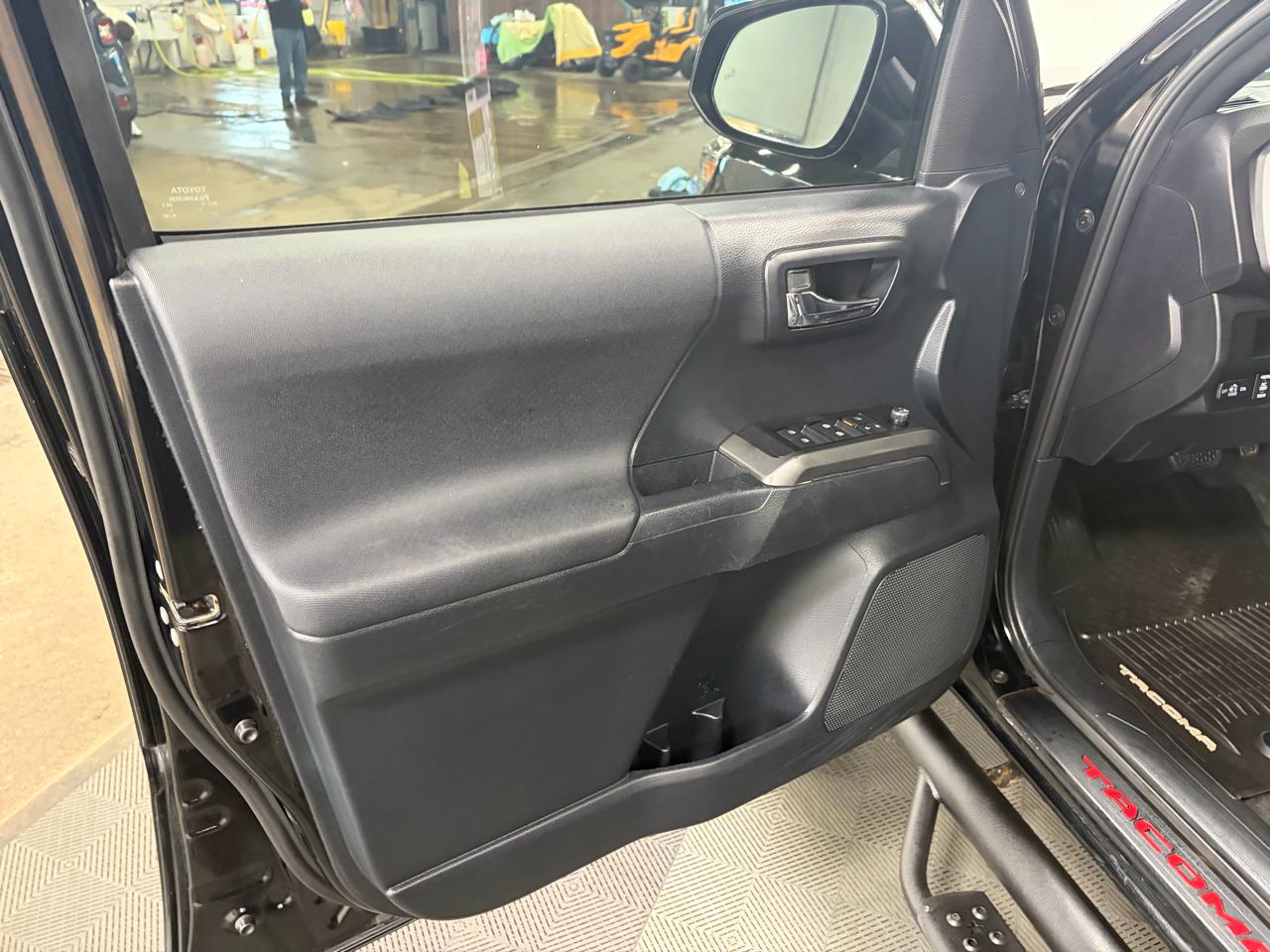 Toyota Tacoma 4WD Double Cab V6 AT TRD Off Road (Natl) 2017