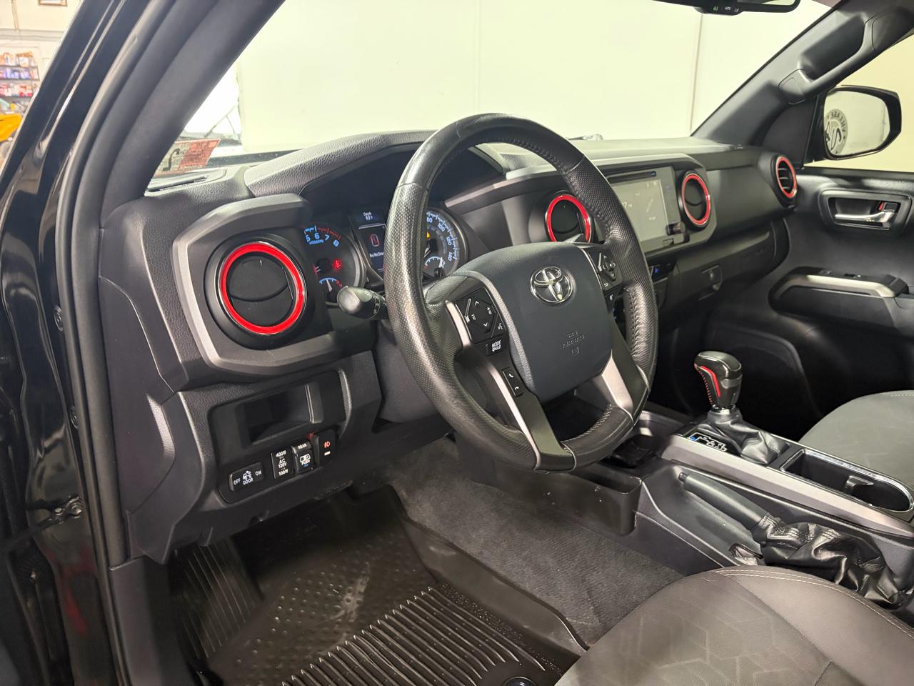 Toyota Tacoma 4WD Double Cab V6 AT TRD Off Road (Natl) 2017