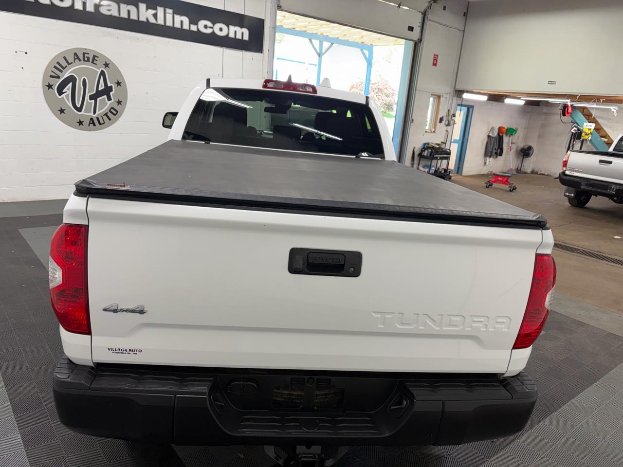 Toyota Tundra Tundra-Grade 5.7L 4WD 2021