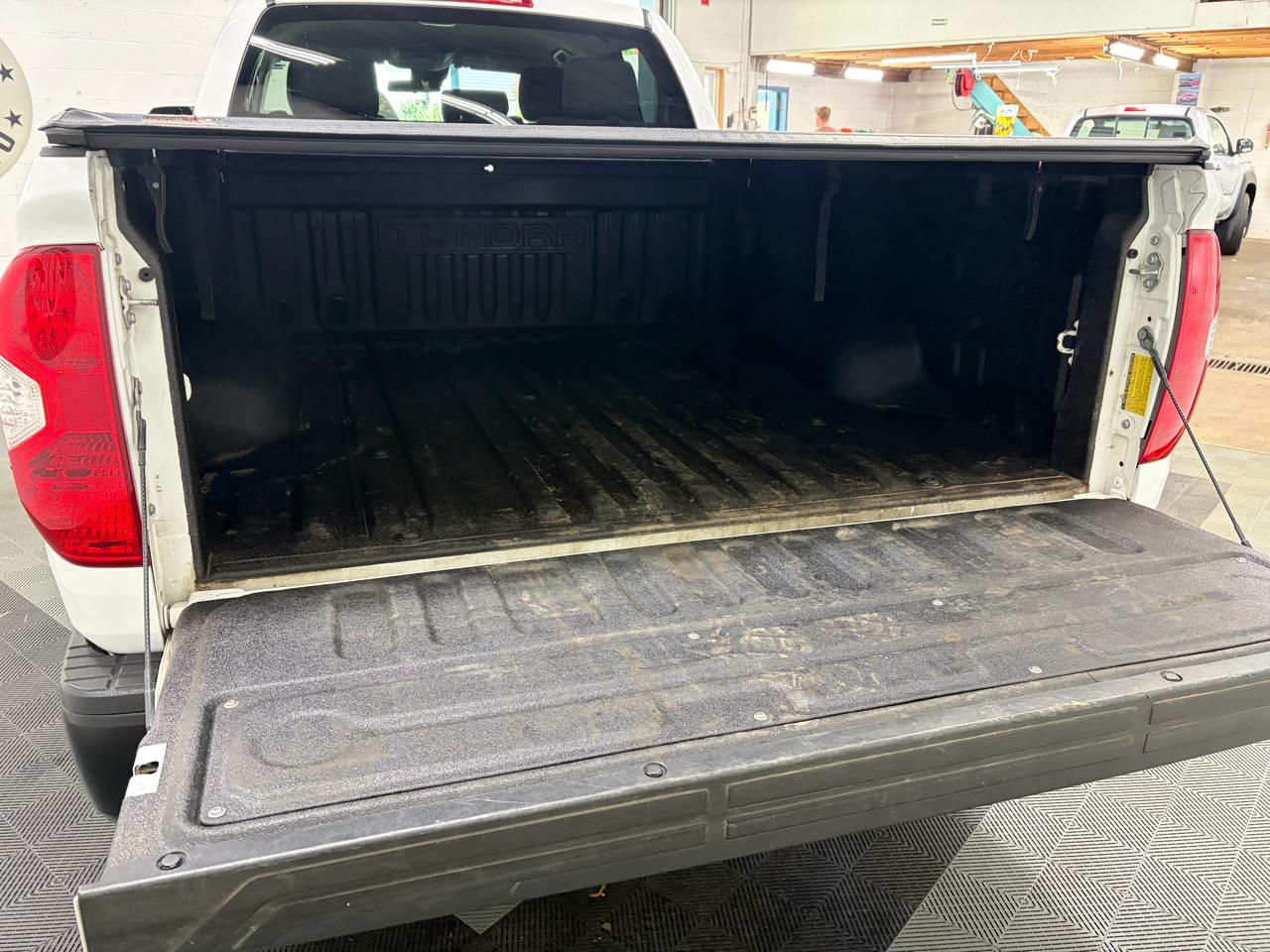 Toyota Tundra Tundra-Grade 5.7L 4WD 2021