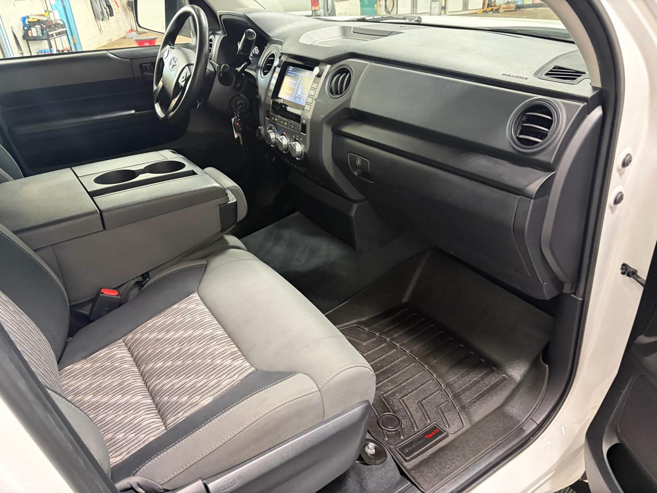 Toyota Tundra Tundra-Grade 5.7L 4WD 2021
