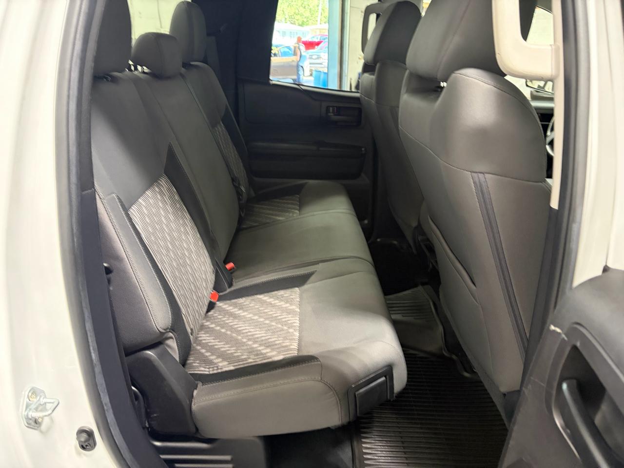 Toyota Tundra Tundra-Grade 5.7L 4WD 2021