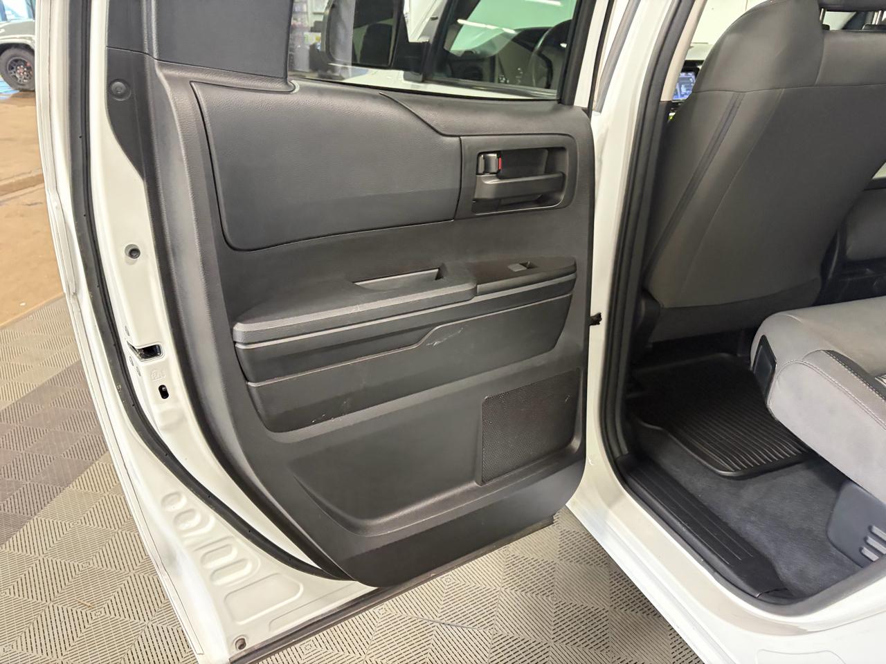 Toyota Tundra Tundra-Grade 5.7L 4WD 2021
