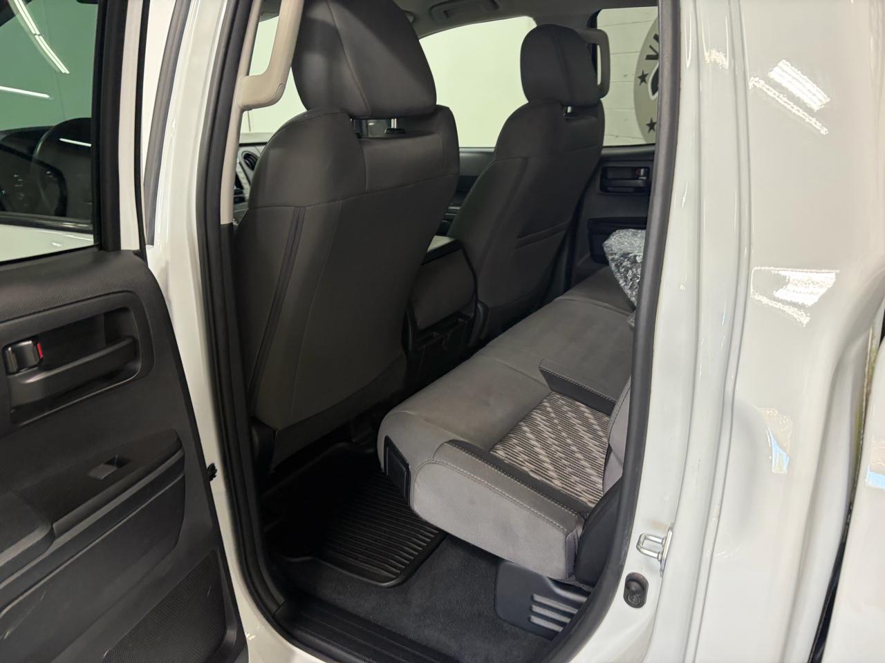 Toyota Tundra Tundra-Grade 5.7L 4WD 2021