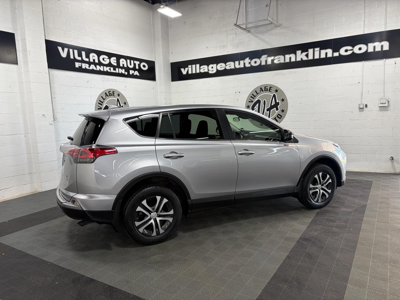 Toyota RAV4 LE AWD 2018