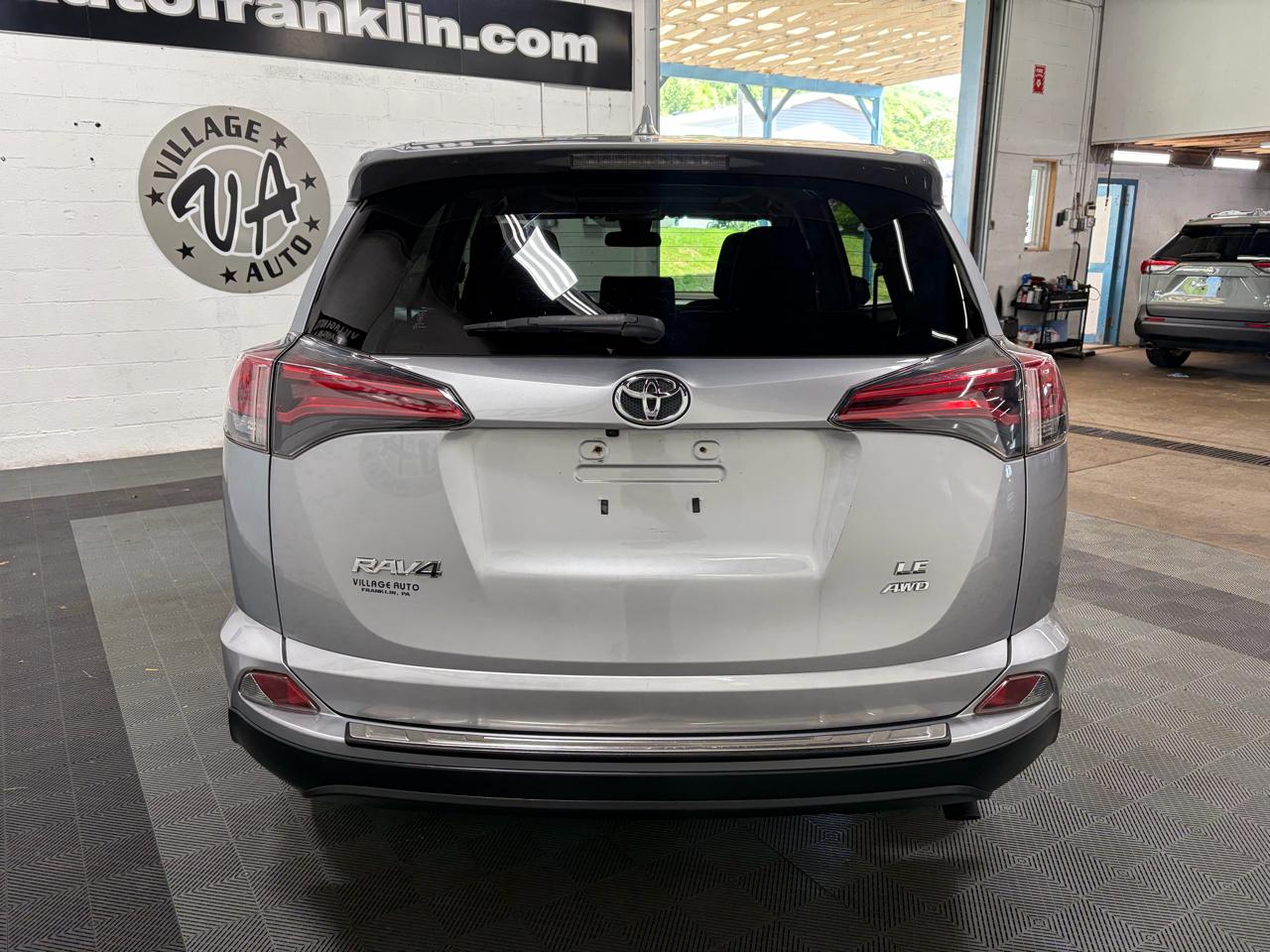 Toyota RAV4 LE AWD 2018
