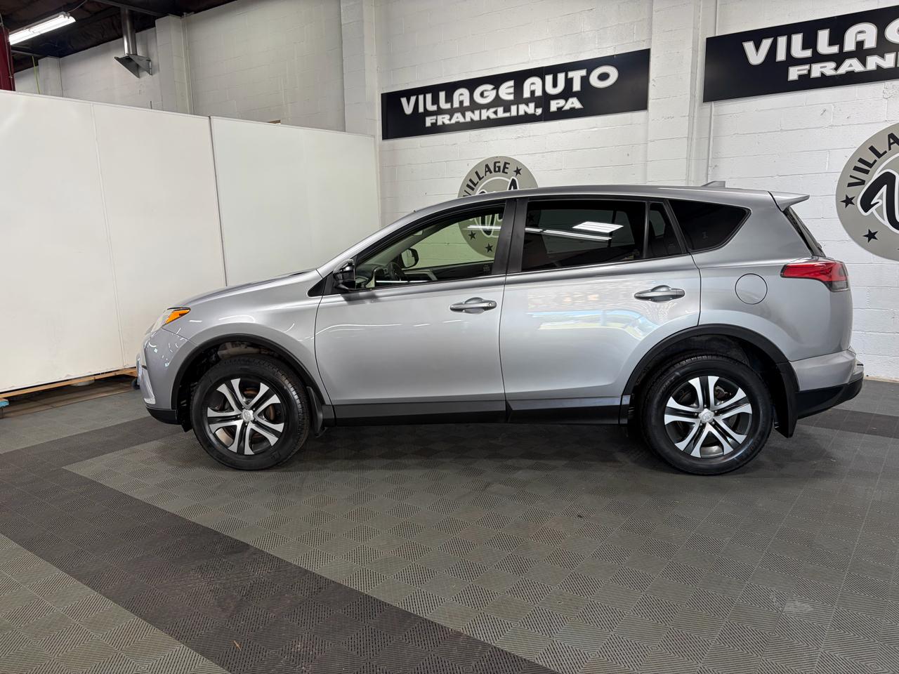 Toyota RAV4 LE AWD 2018