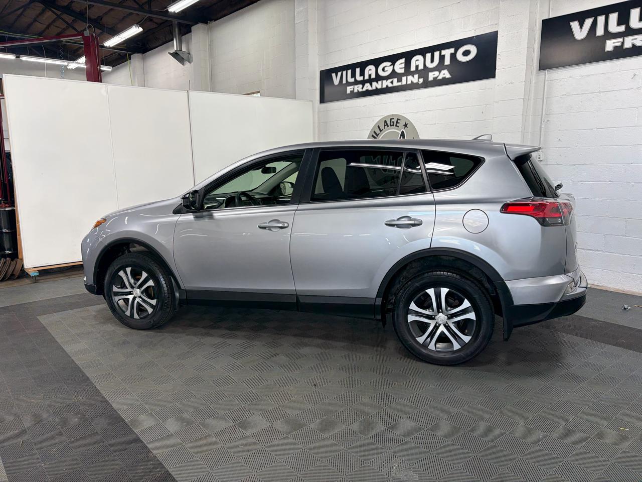 Toyota RAV4 LE AWD 2018