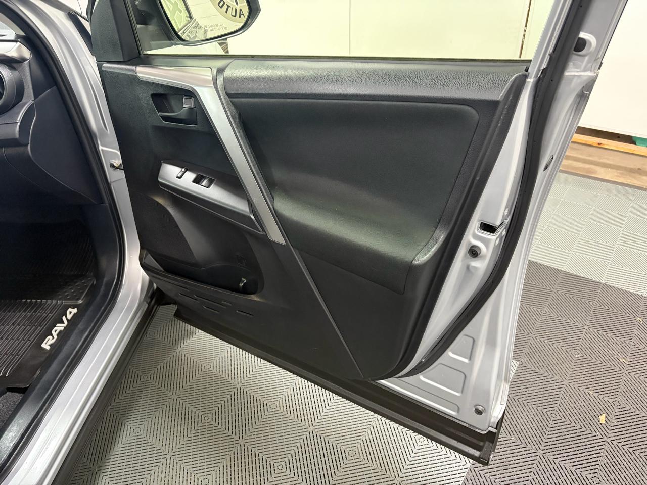 Toyota RAV4 LE AWD 2018