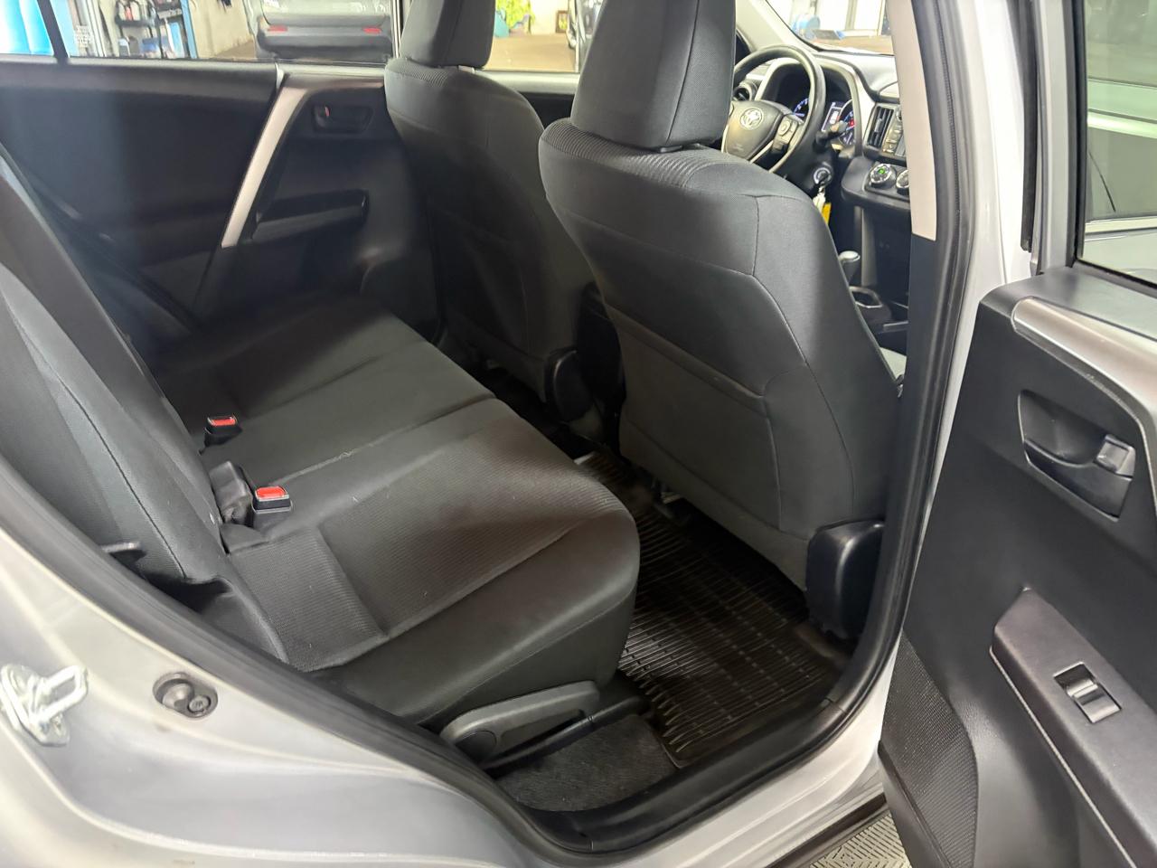 Toyota RAV4 LE AWD 2018