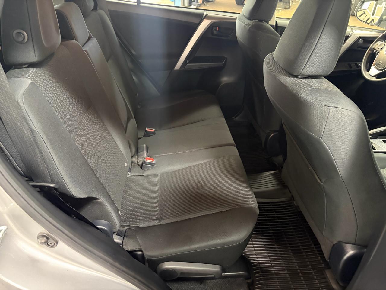 Toyota RAV4 LE AWD 2018