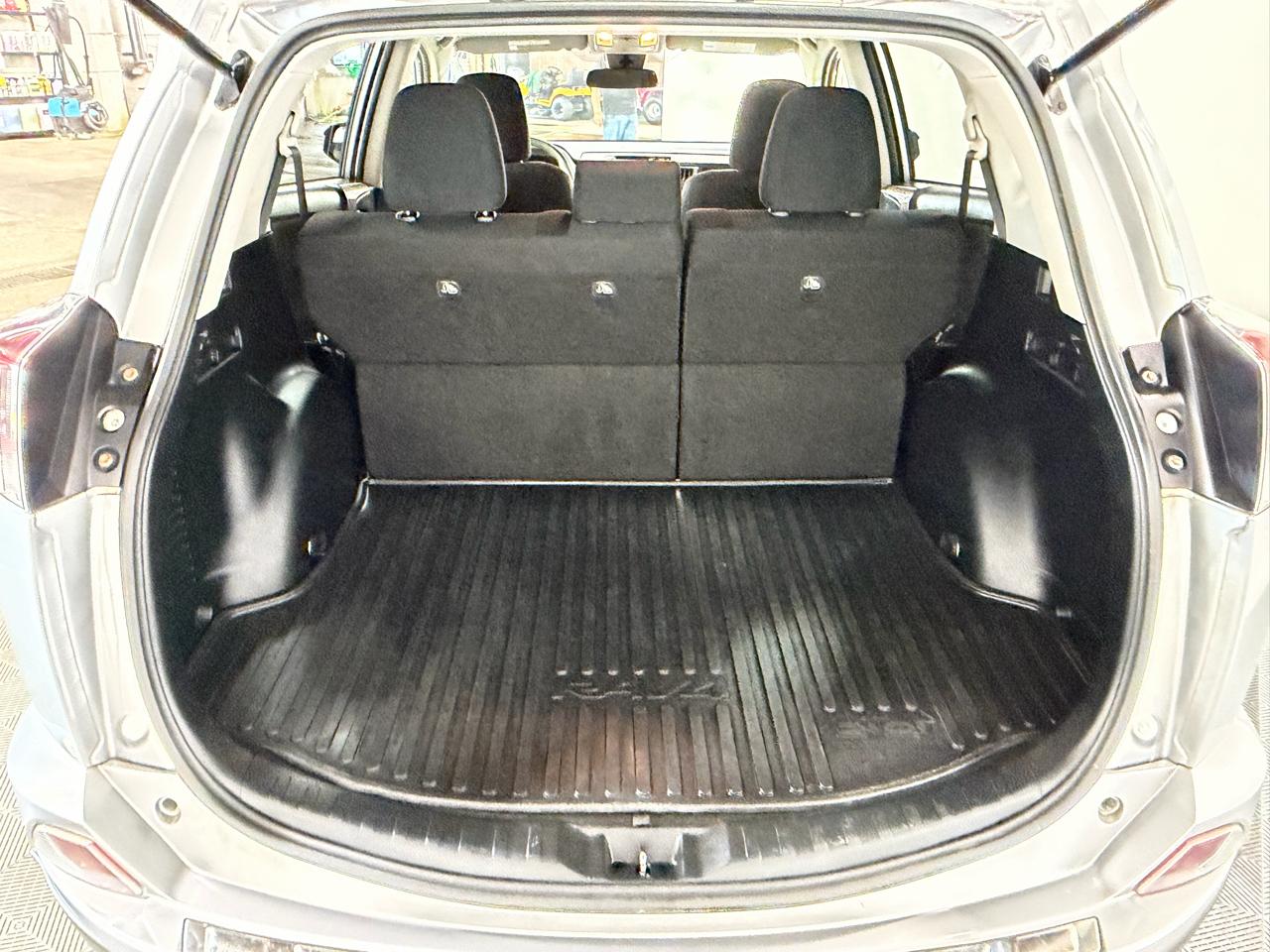 Toyota RAV4 LE AWD 2018