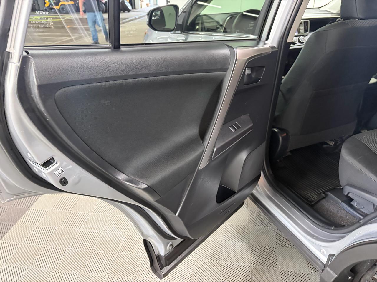 Toyota RAV4 LE AWD 2018