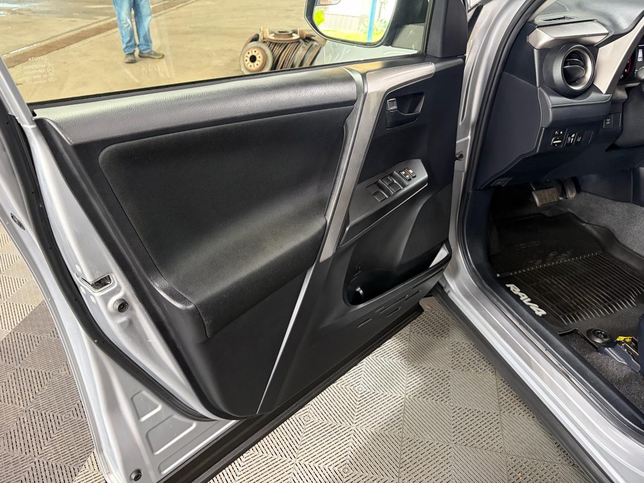 Toyota RAV4 LE AWD 2018