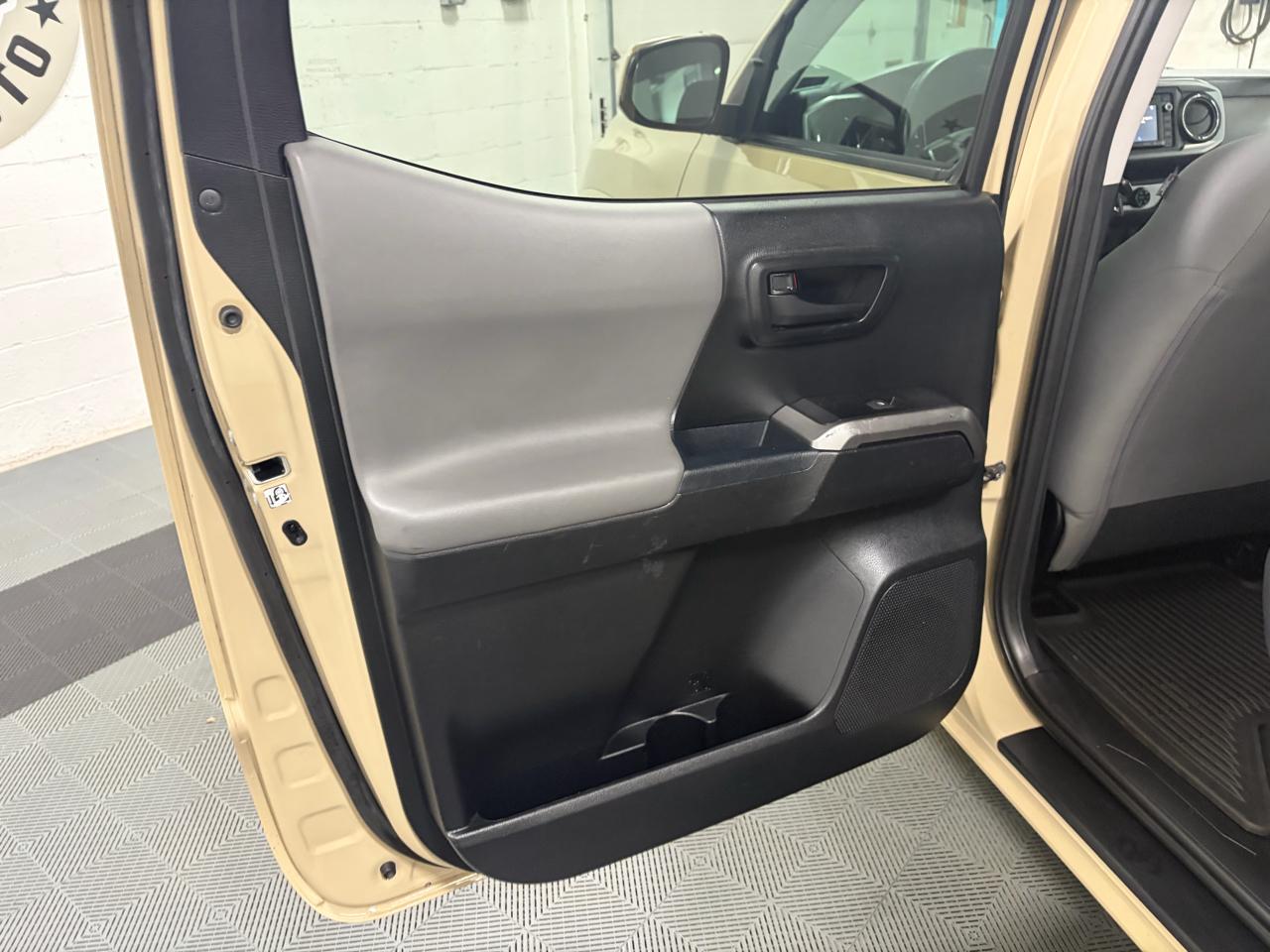Toyota Tacoma SR5 Dbl Cab 4WD V6 at 2018