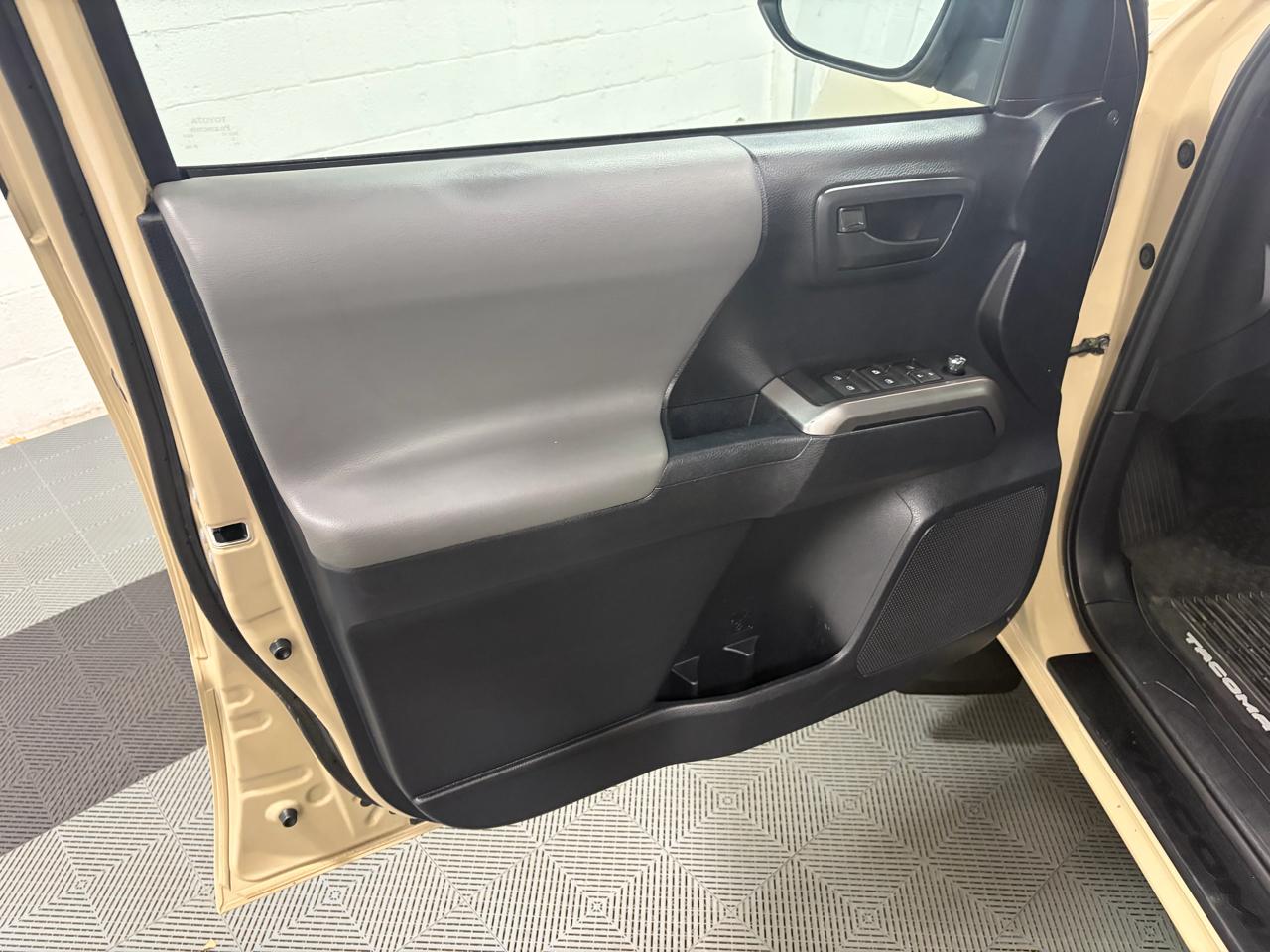 Toyota Tacoma SR5 Dbl Cab 4WD V6 at 2018