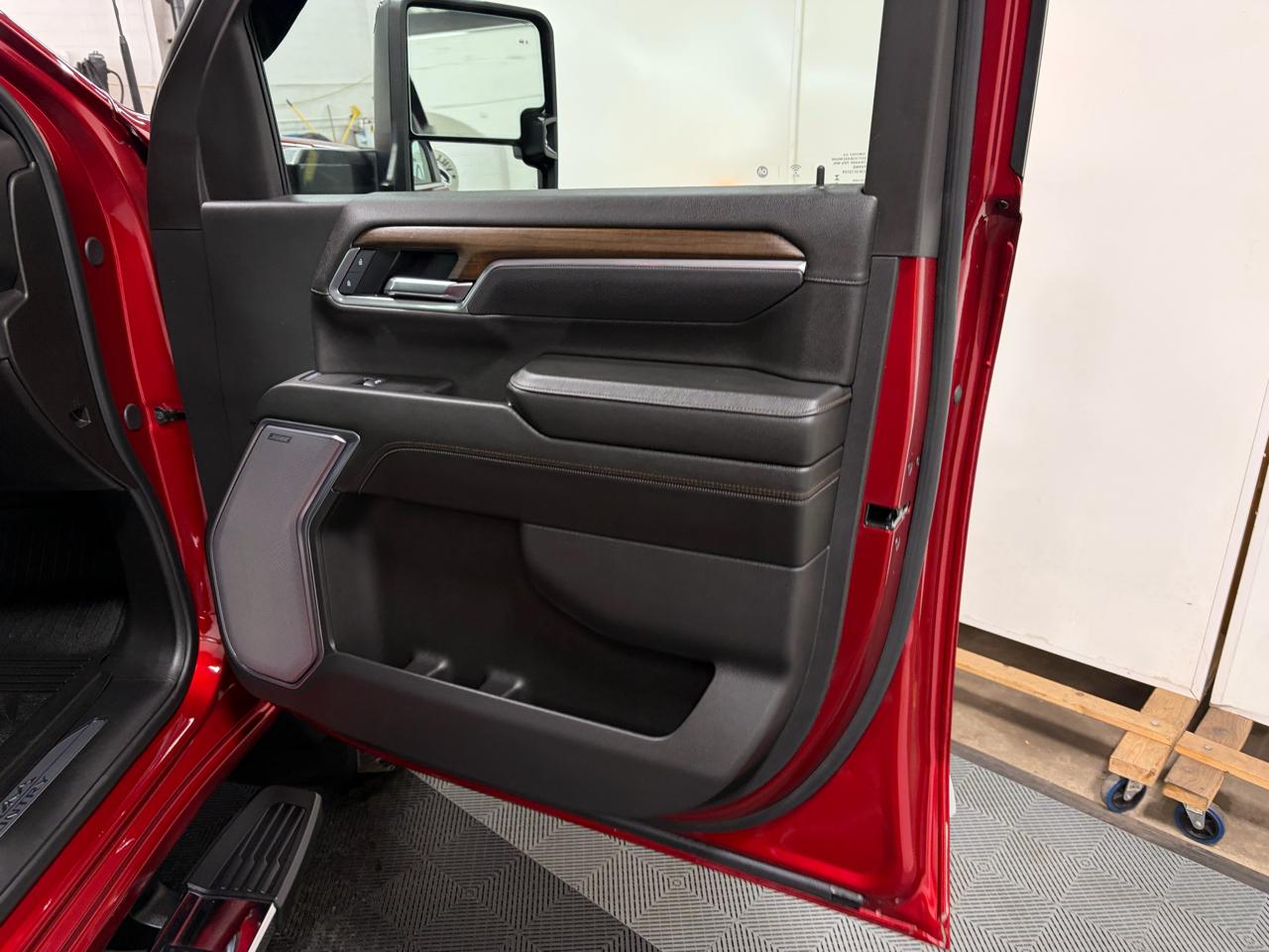 Chevrolet Silverado 2500HD High Country Crew Cab Long Box 4WD 2025