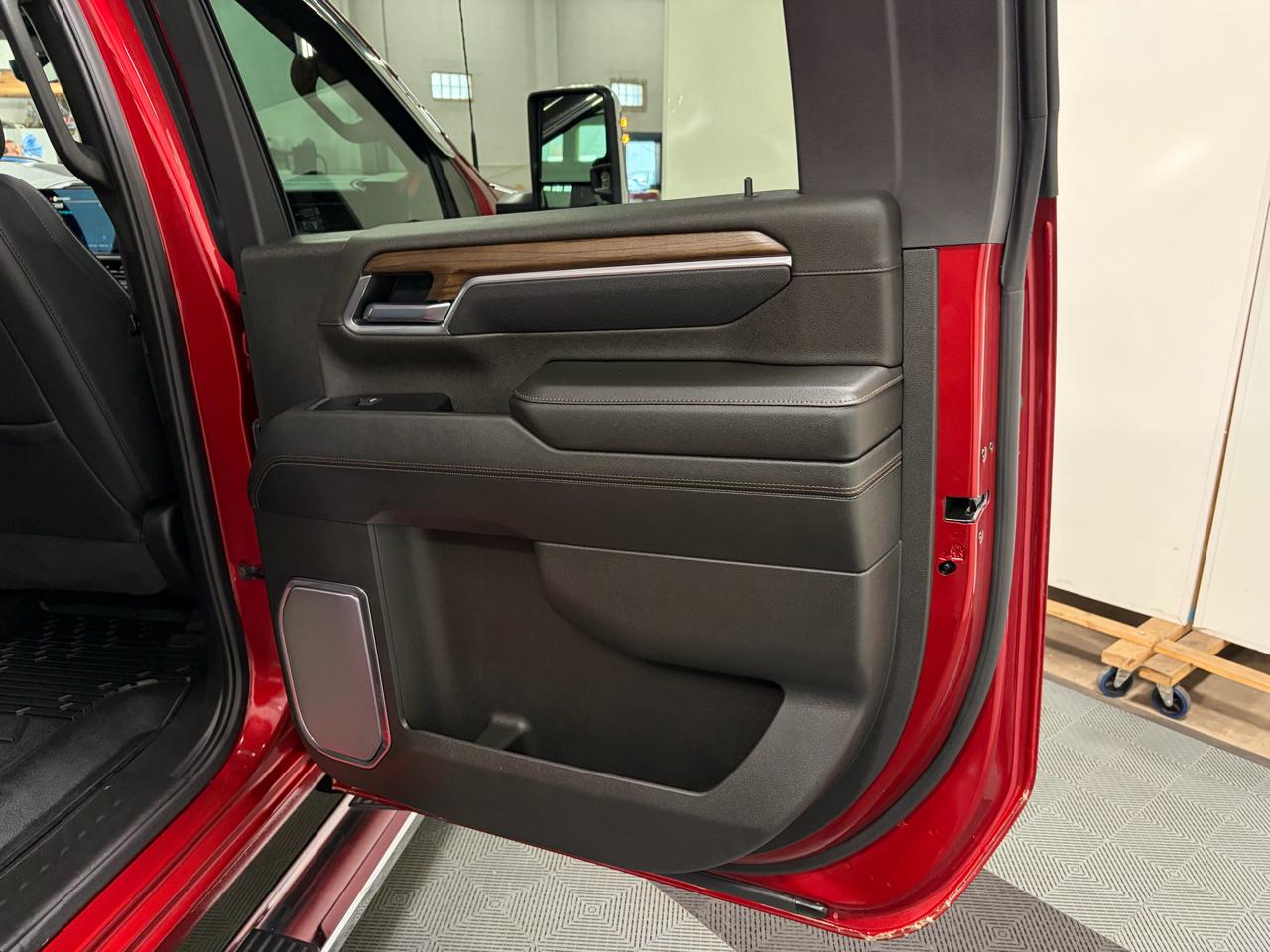 Chevrolet Silverado 2500HD High Country Crew Cab Long Box 4WD 2025