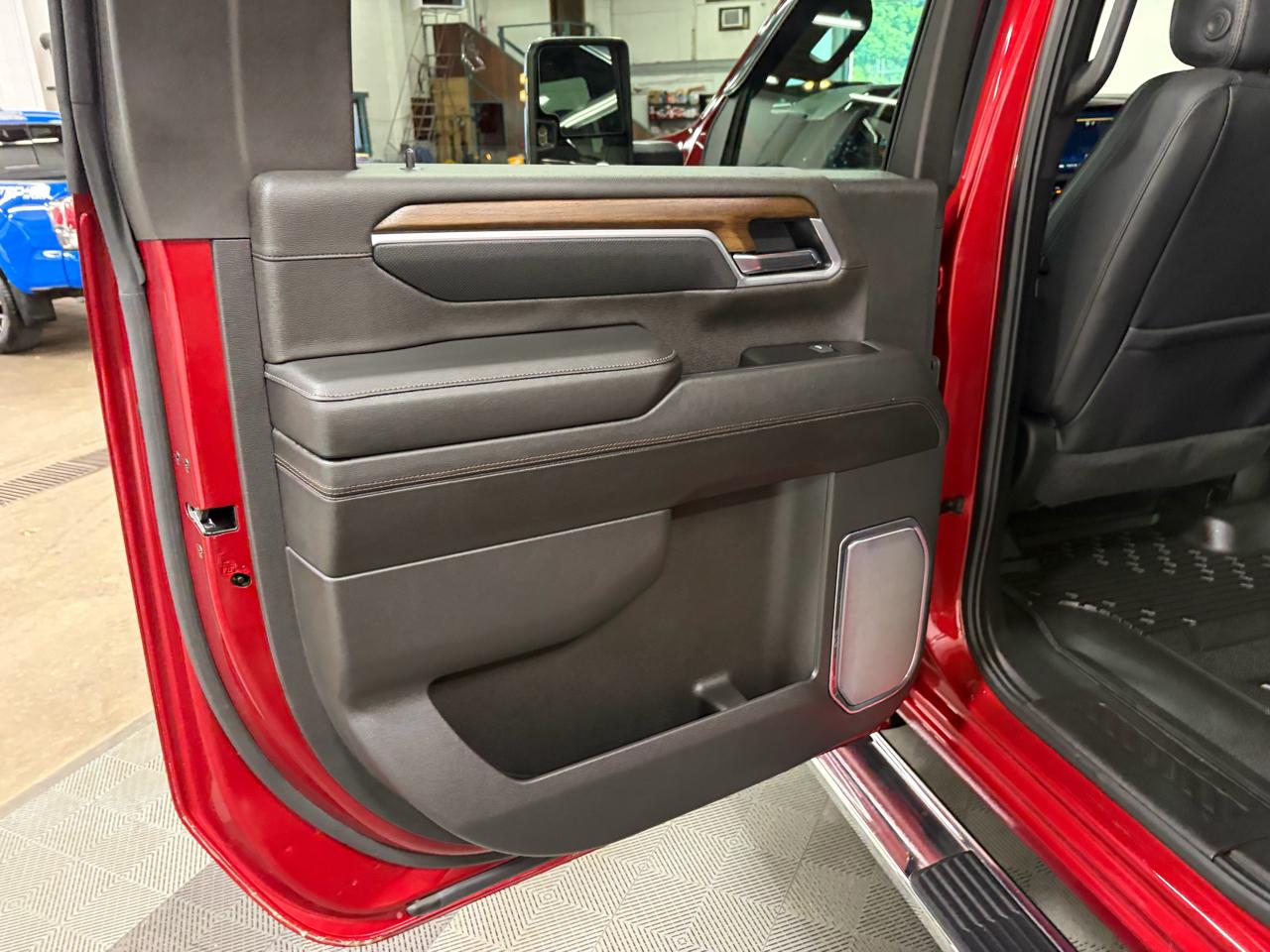 Chevrolet Silverado 2500HD High Country Crew Cab Long Box 4WD 2025