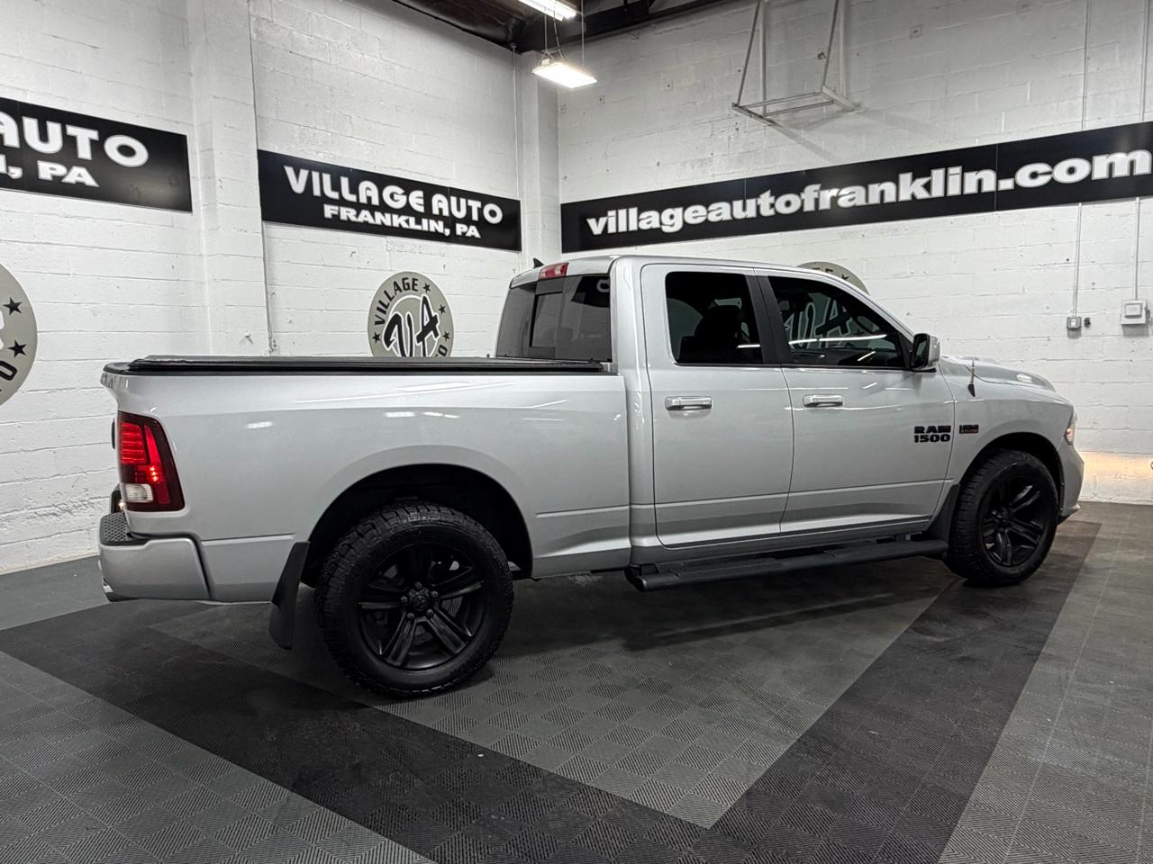 RAM 1500 4WD Quad Cab 140.5" Night 2018