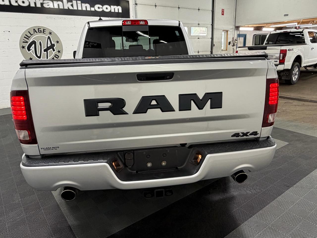 RAM 1500 4WD Quad Cab 140.5" Night 2018