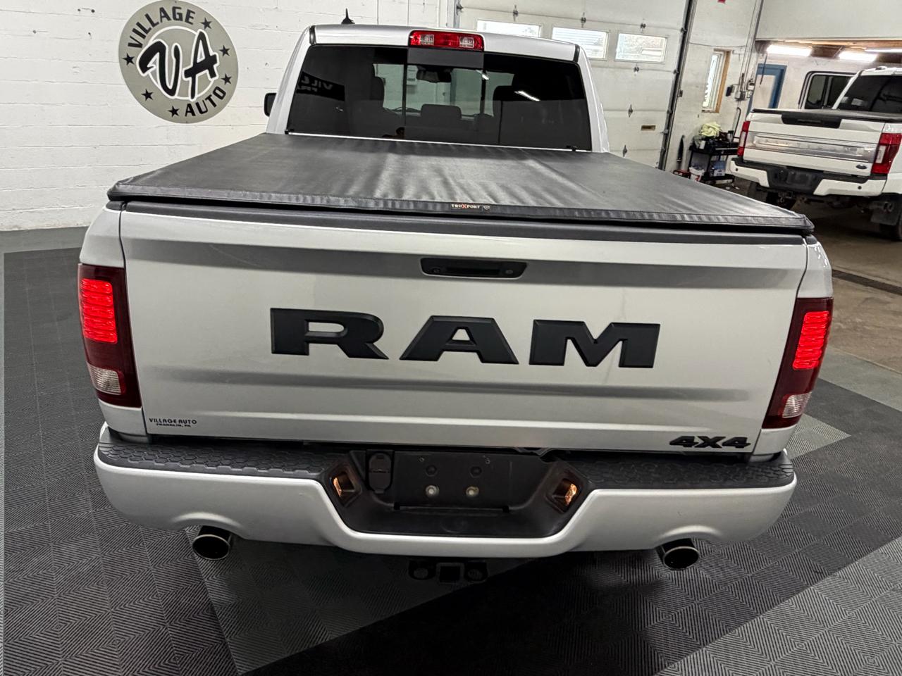 RAM 1500 4WD Quad Cab 140.5" Night 2018