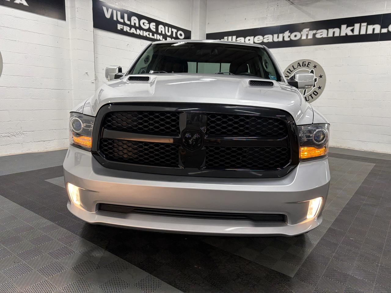 RAM 1500 4WD Quad Cab 140.5" Night 2018