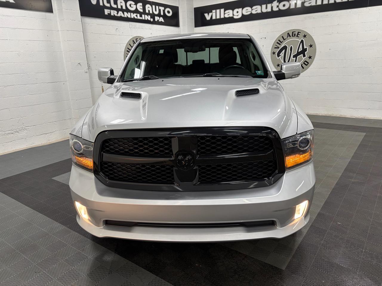 RAM 1500 4WD Quad Cab 140.5" Night 2018