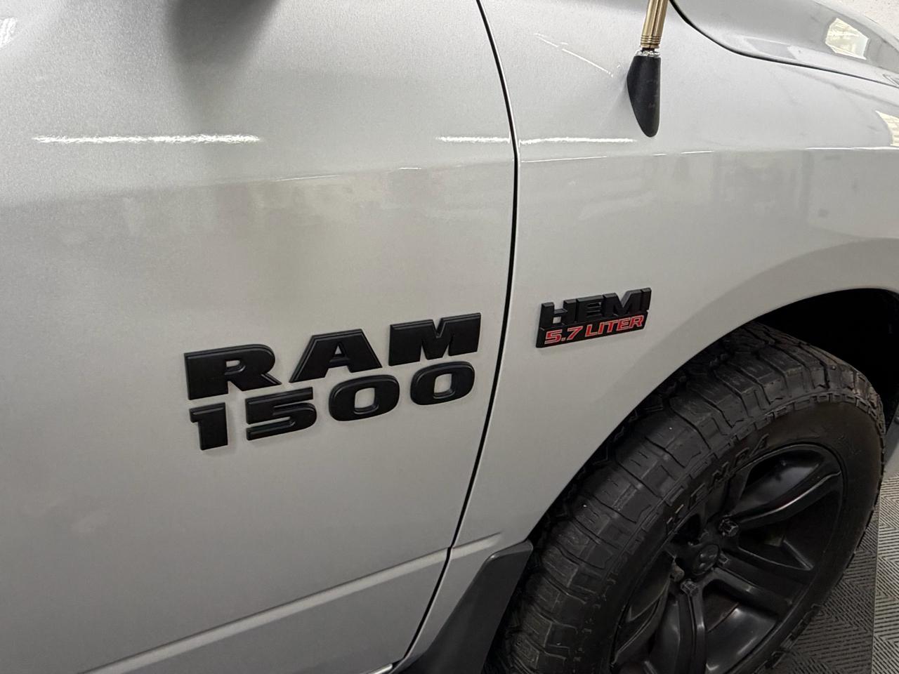 RAM 1500 4WD Quad Cab 140.5" Night 2018