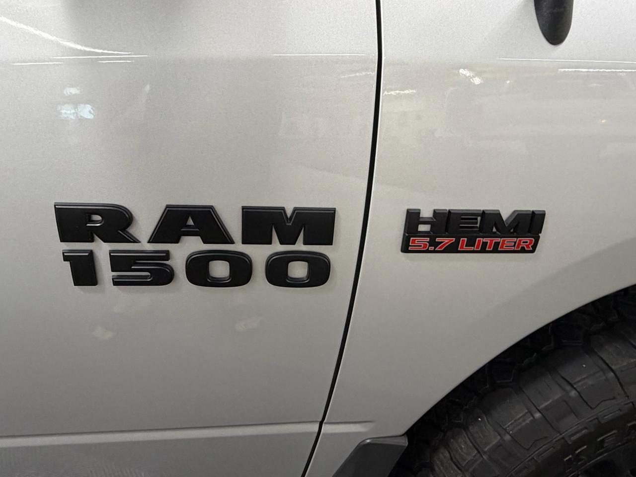 RAM 1500 4WD Quad Cab 140.5" Night 2018