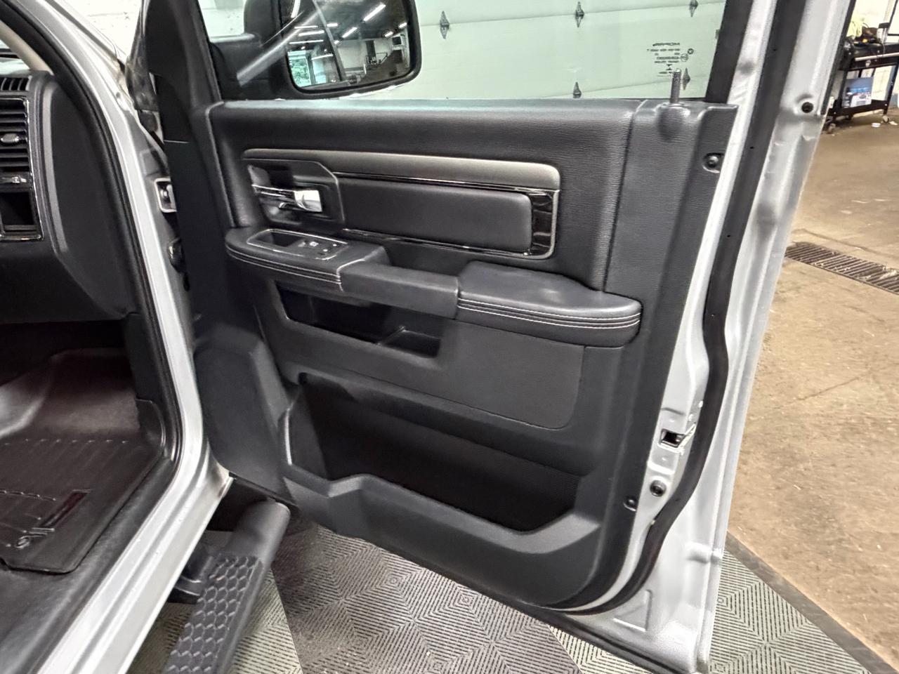 RAM 1500 4WD Quad Cab 140.5" Night 2018