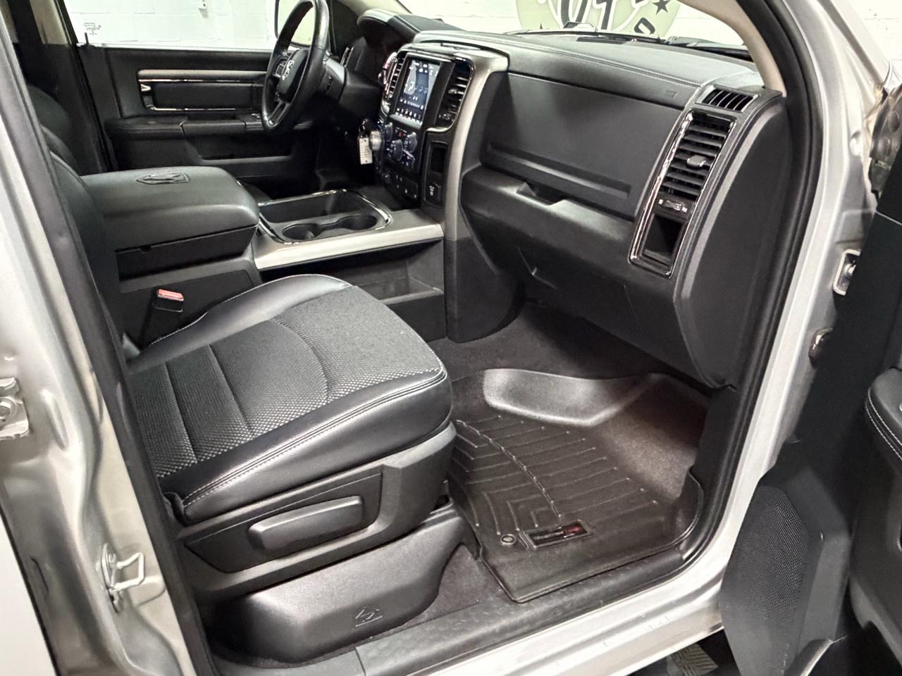 RAM 1500 4WD Quad Cab 140.5" Night 2018