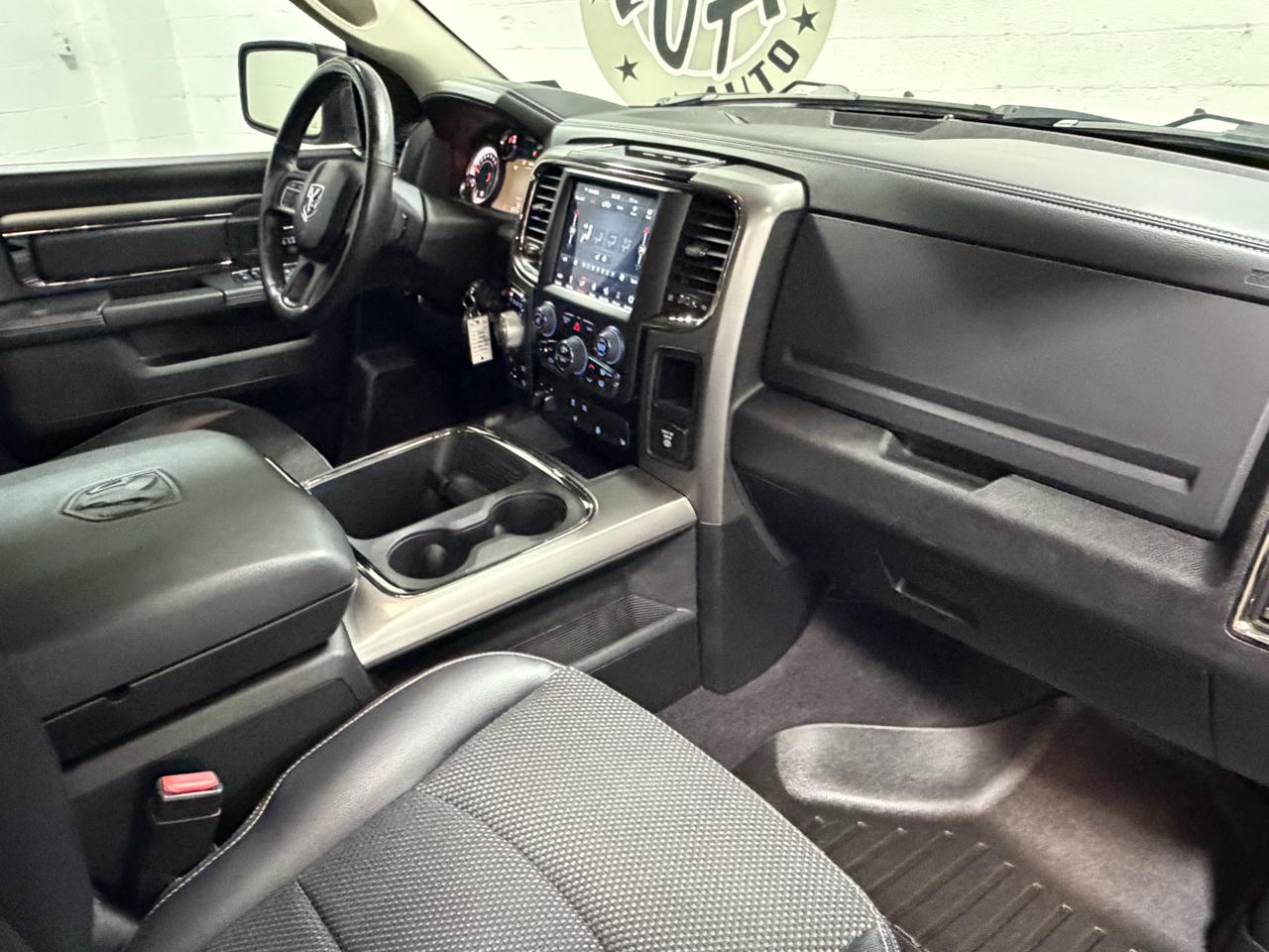 RAM 1500 4WD Quad Cab 140.5" Night 2018
