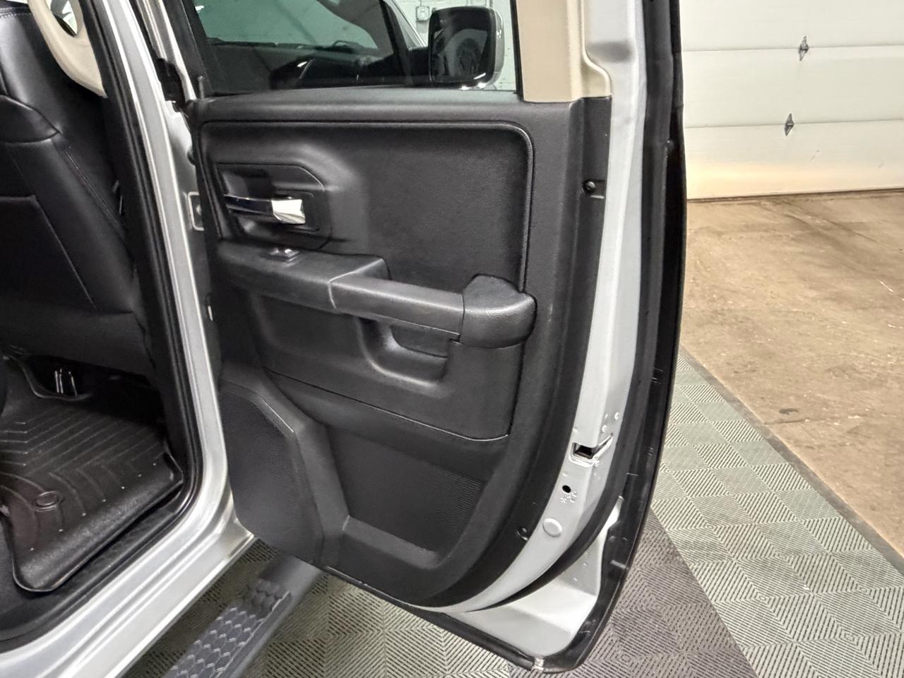 RAM 1500 4WD Quad Cab 140.5" Night 2018