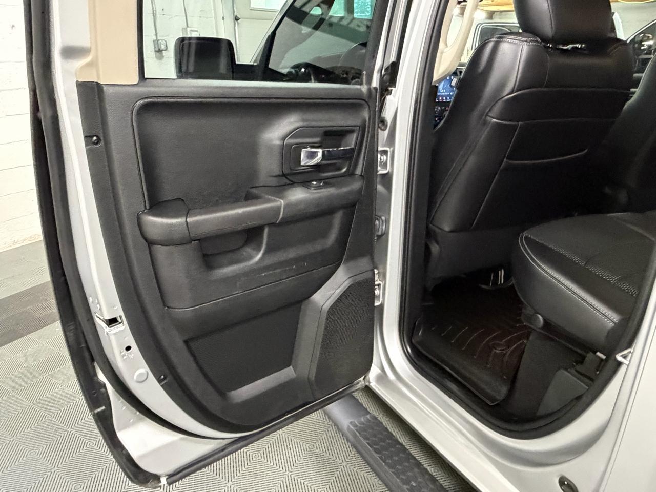 RAM 1500 4WD Quad Cab 140.5" Night 2018