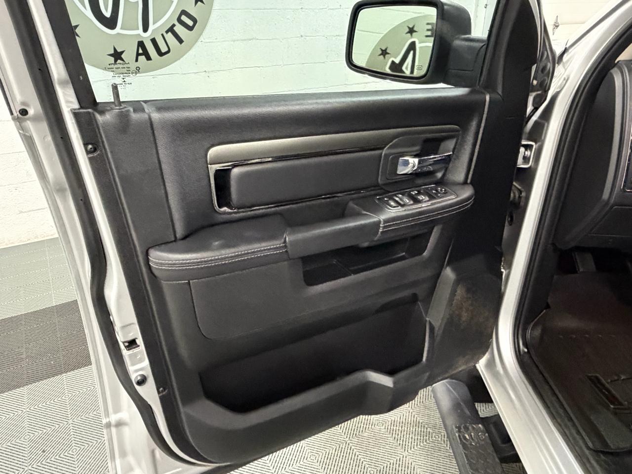 RAM 1500 4WD Quad Cab 140.5" Night 2018