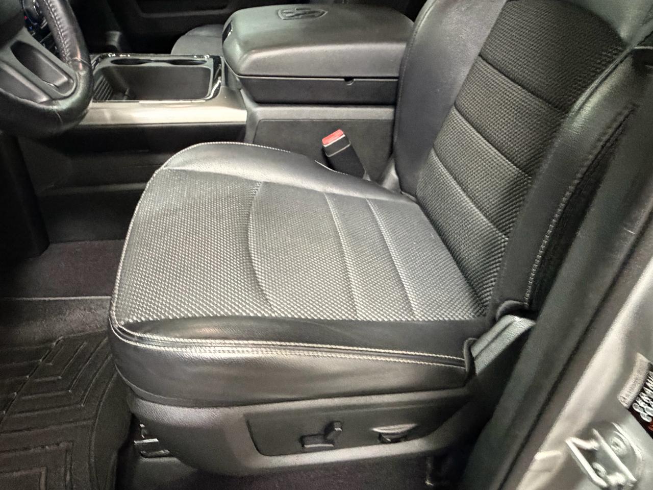 RAM 1500 4WD Quad Cab 140.5" Night 2018