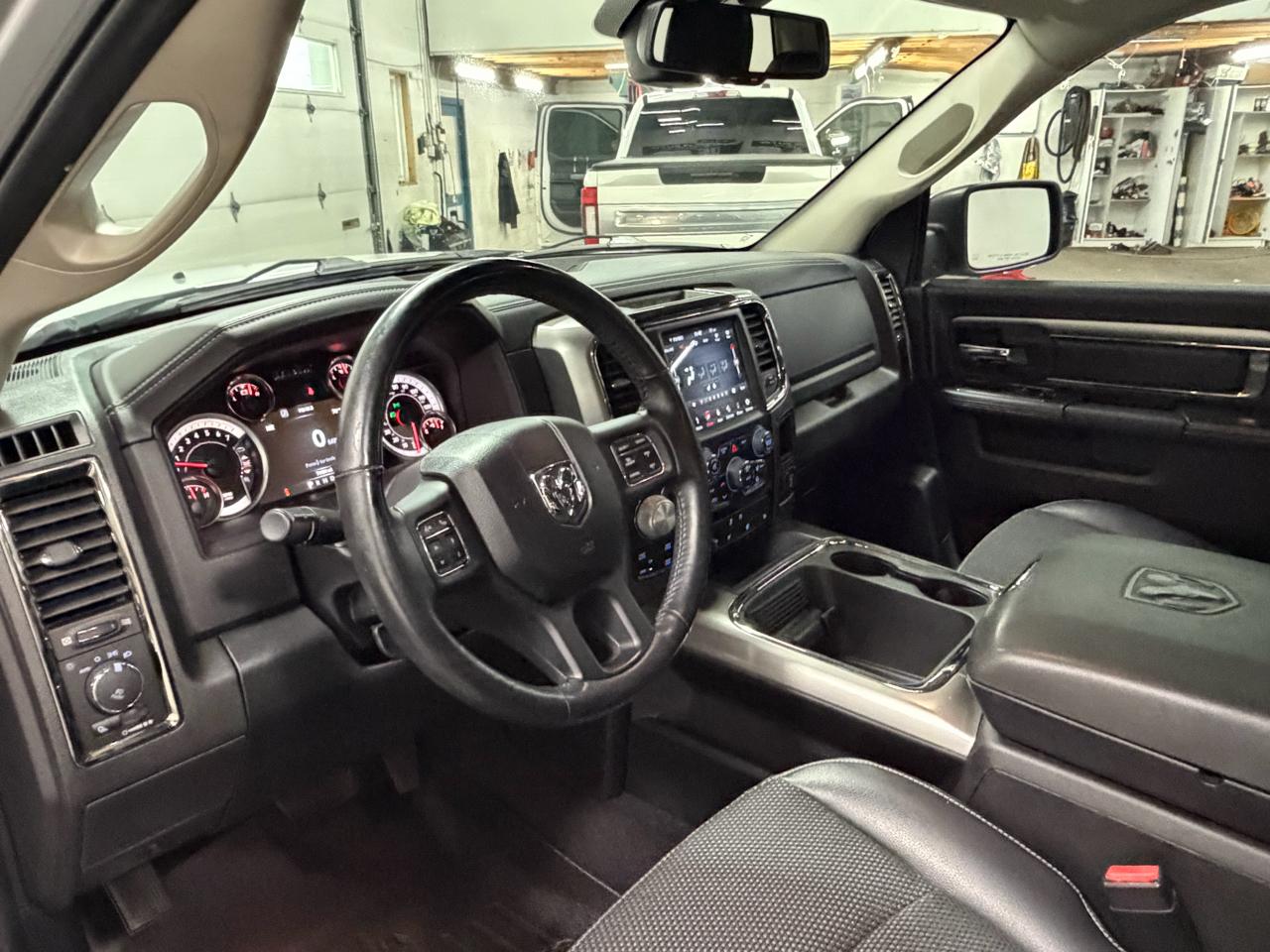 RAM 1500 4WD Quad Cab 140.5" Night 2018