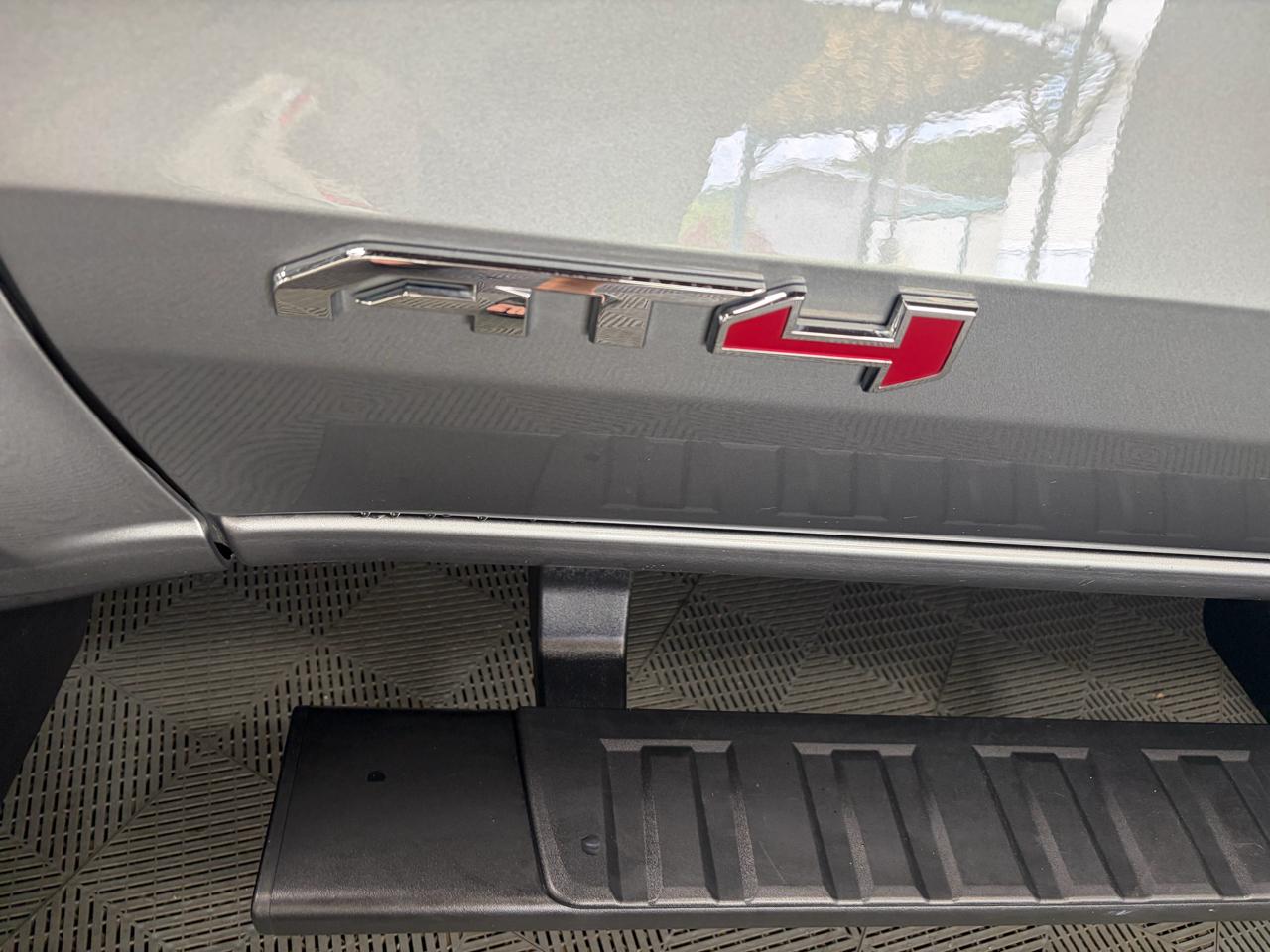 GMC Canyon AT4 Crew Cab 4WD 2025